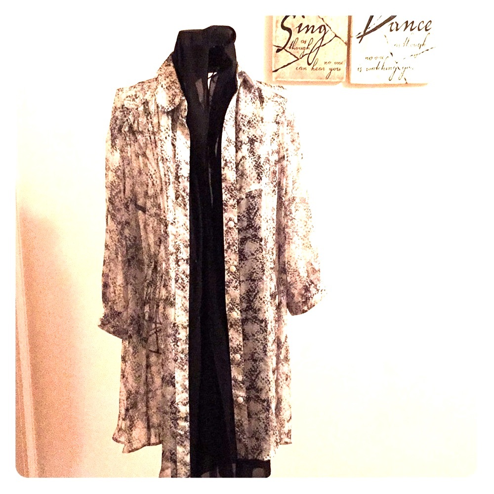 $ ⬇️ Zoa Sheer Black & White Animal Print Tunic - Picture 3 of 7